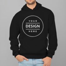 En man i en svart hoodie med ett runt tryck som visar var logotypen placeras.