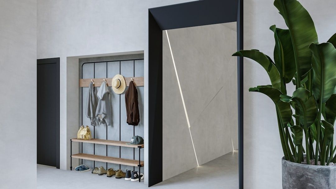 Minimalistisk hall med bänk, skoförvaring, klädhängare och växt