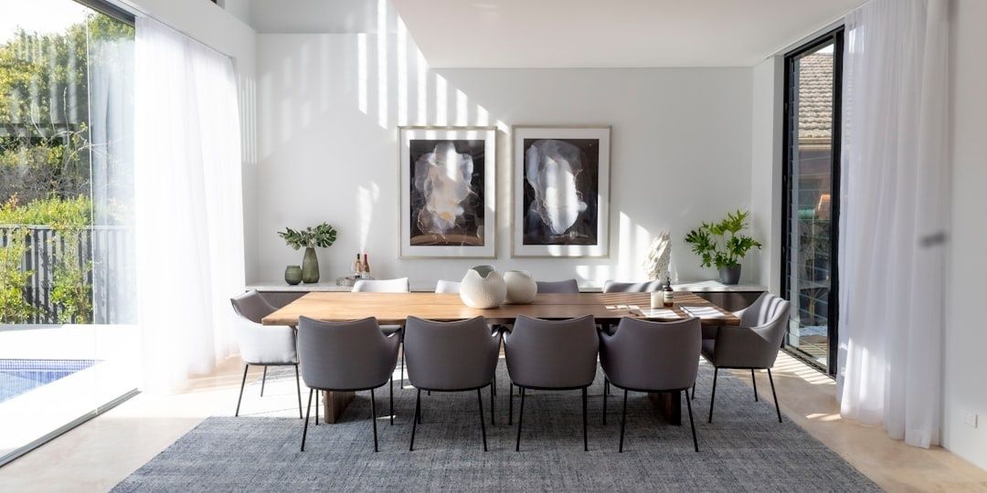 Luftig matplats med långt bord, stolar och fria gångytor