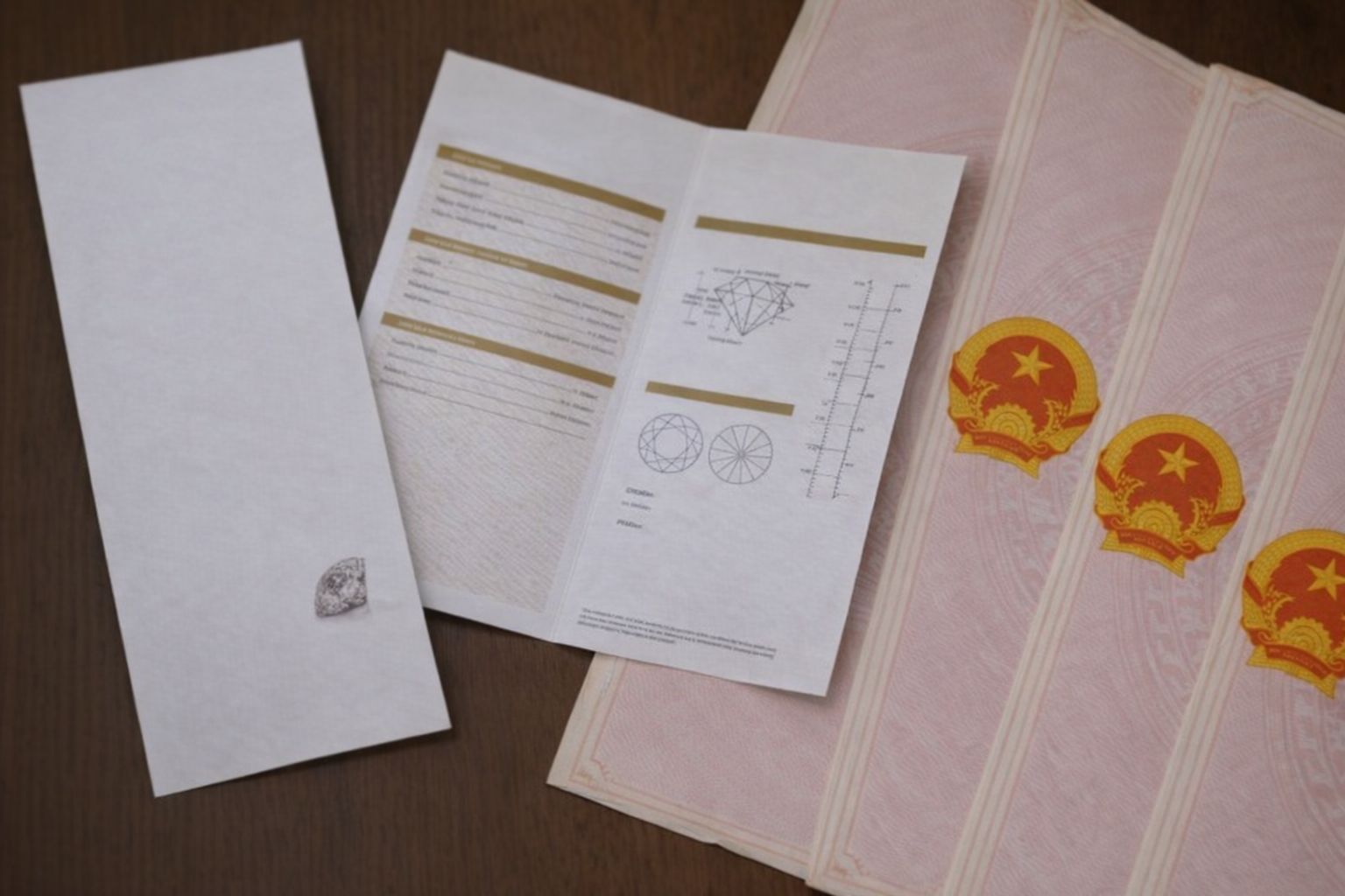 Diamantcertifikat och diamantbrev för värdering av ädelstenar.