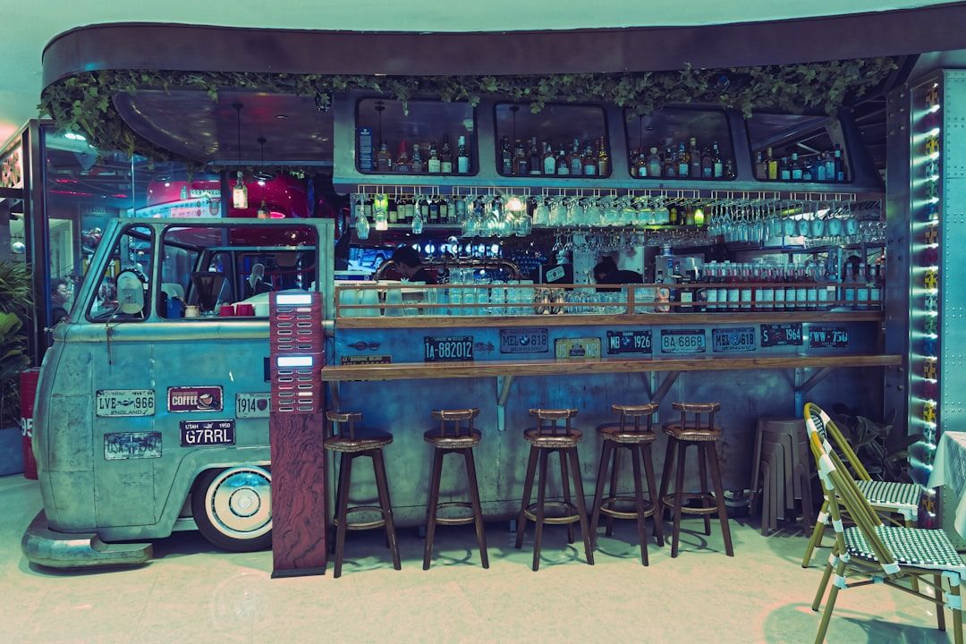 En bar inredd i en ombyggd vintage skåpbil med smarta förvaringslösningar.